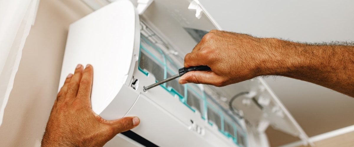 voorbeeld foto van airco installatie die zelf geplaatst wordt
